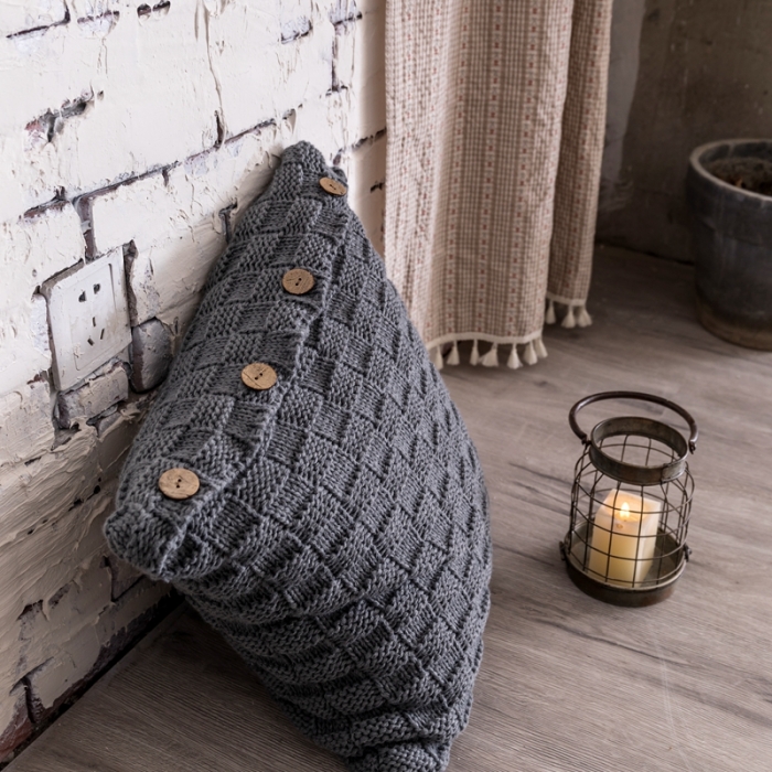 91家纺网 家纺一手货源 找家纺 918拾朵家居 2021新款立体方格抱枕 灰色