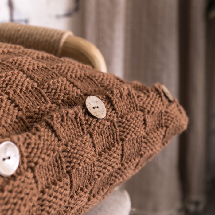 91家纺网 家纺一手货源 找家纺 918拾朵家居 2021新款立体方格抱枕 咖色