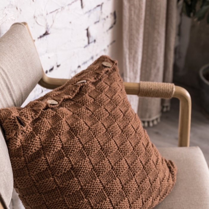 91家纺网 家纺一手货源 找家纺 918拾朵家居 2021新款立体方格抱枕 咖色