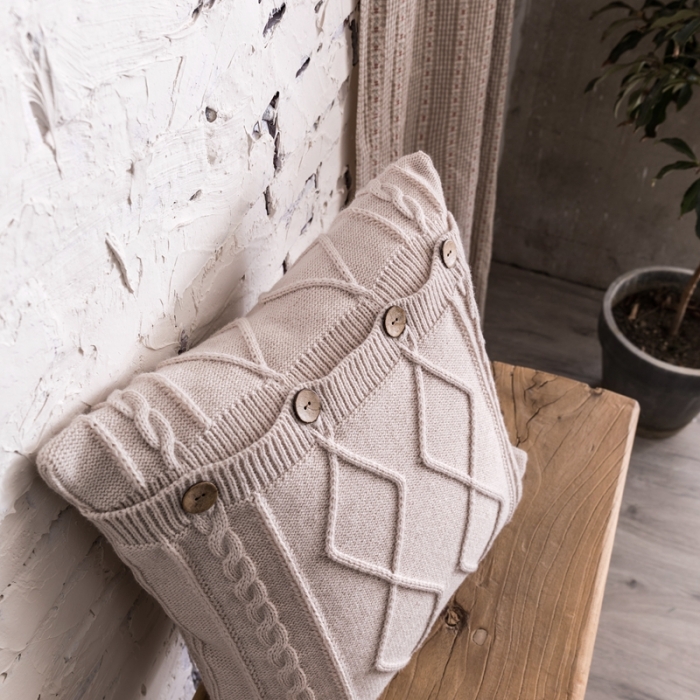 91家纺网 家纺一手货源 找家纺 918拾朵家居2021新款菱格麻花抱枕 米白