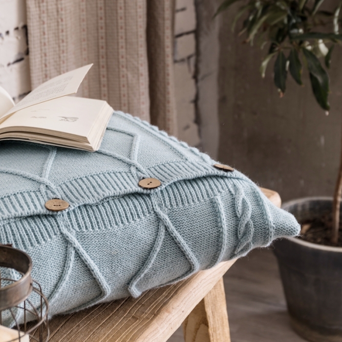 91家纺网 家纺一手货源 找家纺 918拾朵家居2021新款菱格麻花抱枕 月白蓝