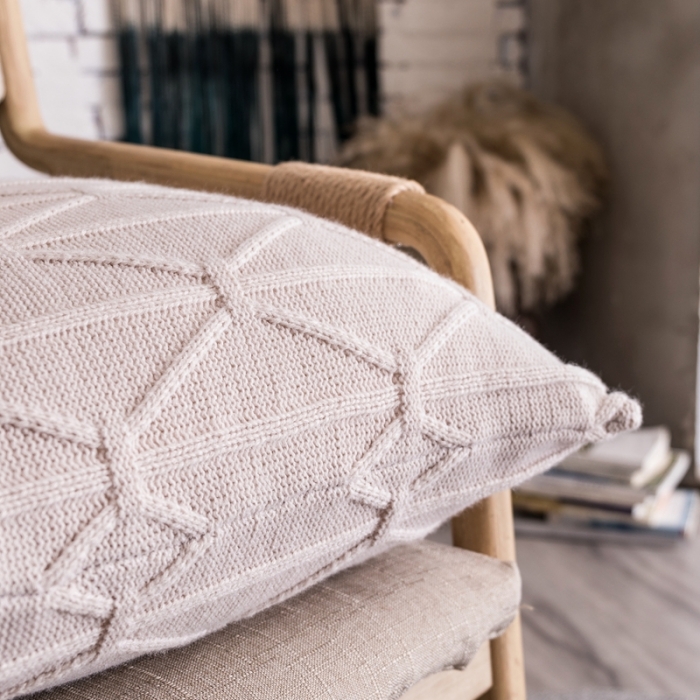 91家纺网 家纺一手货源 找家纺 918拾朵家居 2021新款米字结抱枕 米色