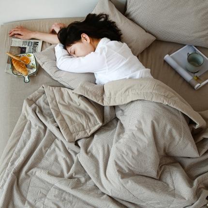 91家纺网 家纺一手货源 找家纺 安莱生活 2021新款夏被系列 卡其微小格