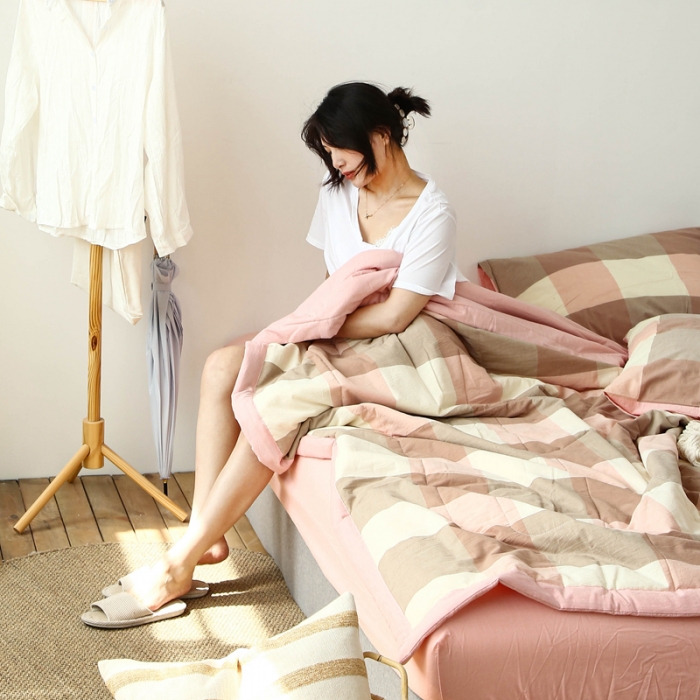 91家纺网 家纺一手货源 找家纺 安莱生活 2021新款夏被系列 粉大格