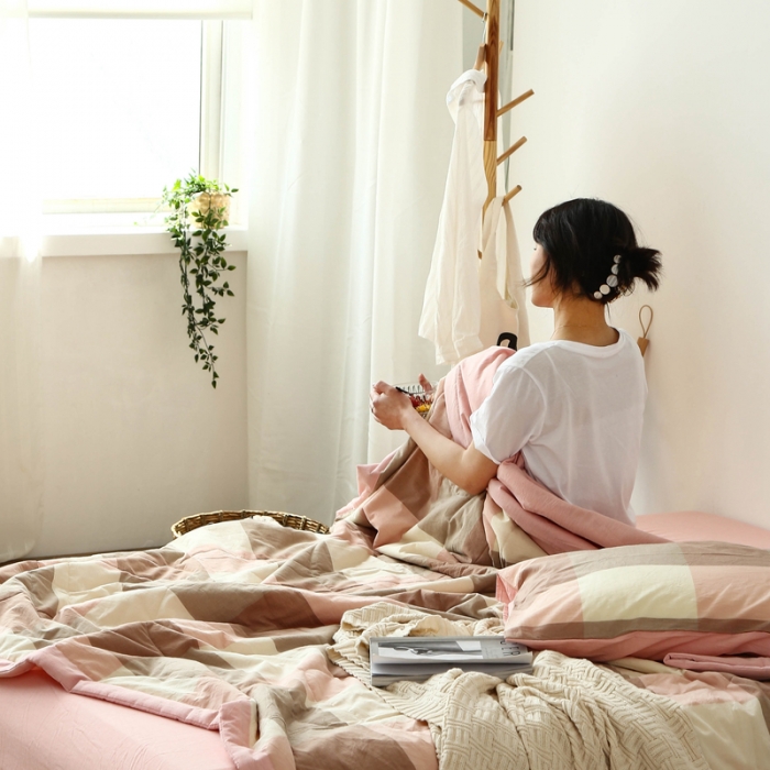 91家纺网 家纺一手货源 找家纺 安莱生活 2021新款夏被系列 粉大格