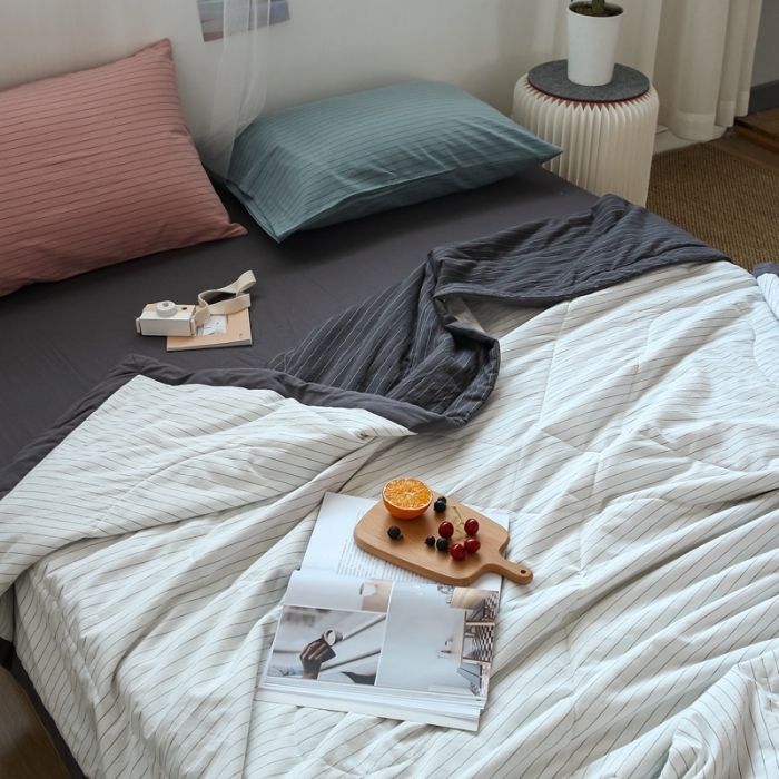 91家纺网 家纺一手货源 找家纺 安莱生活 2021新款双拼小格细条中格夏被 灰细条+白细条