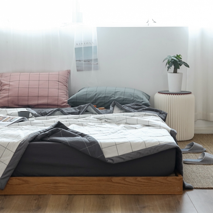 91家纺网 家纺一手货源 找家纺 安莱生活 2021新款双拼小格细条中格夏被 灰中格+白中格