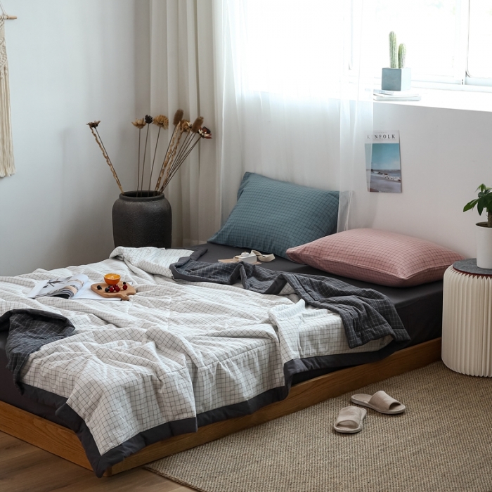 91家纺网 家纺一手货源 找家纺 安莱生活 2021新款双拼小格细条中格夏被 小灰格+小白格