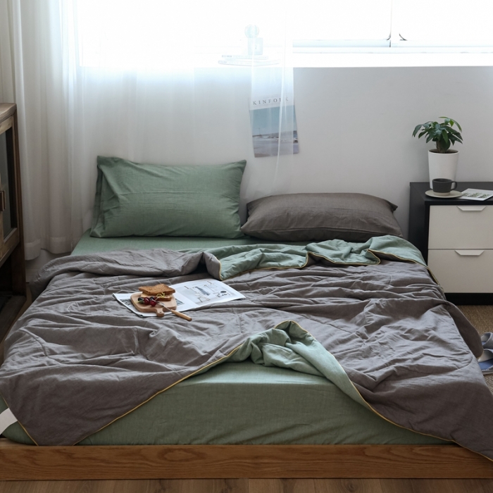 91家纺网 家纺一手货源 找家纺 安莱生活 2021新款全棉水洗棉双拼纯色夏被 草绿+浅灰