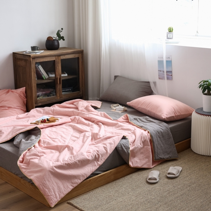 91家纺网 家纺一手货源 找家纺 安莱生活 2021新款全棉水洗棉双拼纯色夏被 纯粉+浅灰