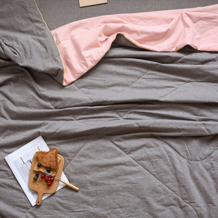 91家纺网 家纺一手货源 找家纺 安莱生活 2021新款全棉水洗棉双拼纯色夏被 纯粉+浅灰