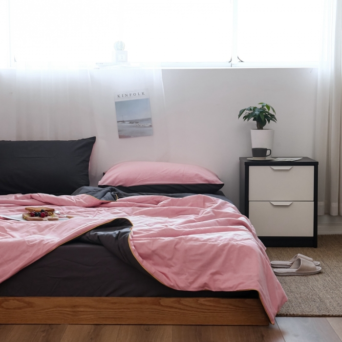 91家纺网 家纺一手货源 找家纺 安莱生活 2021新款全棉水洗棉双拼纯色夏被 玫粉＋铁灰