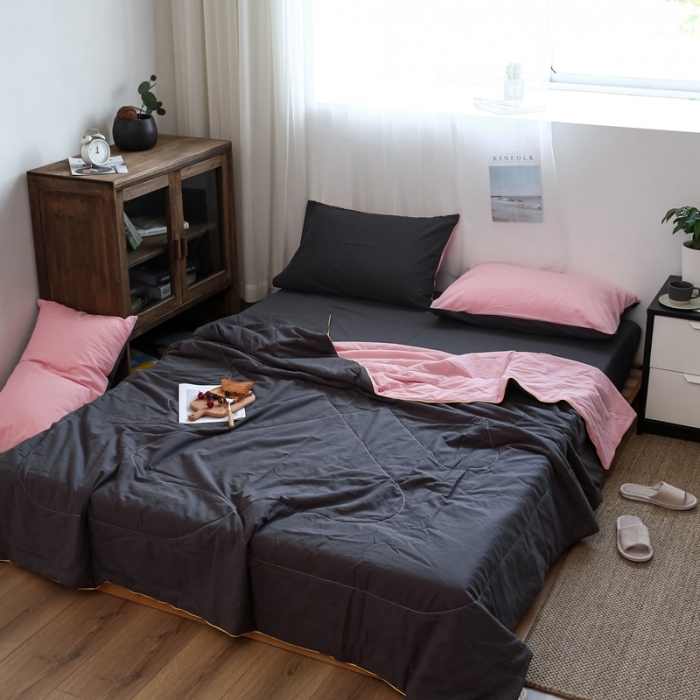 91家纺网 家纺一手货源 找家纺 安莱生活 2021新款全棉水洗棉双拼纯色夏被 玫粉＋铁灰