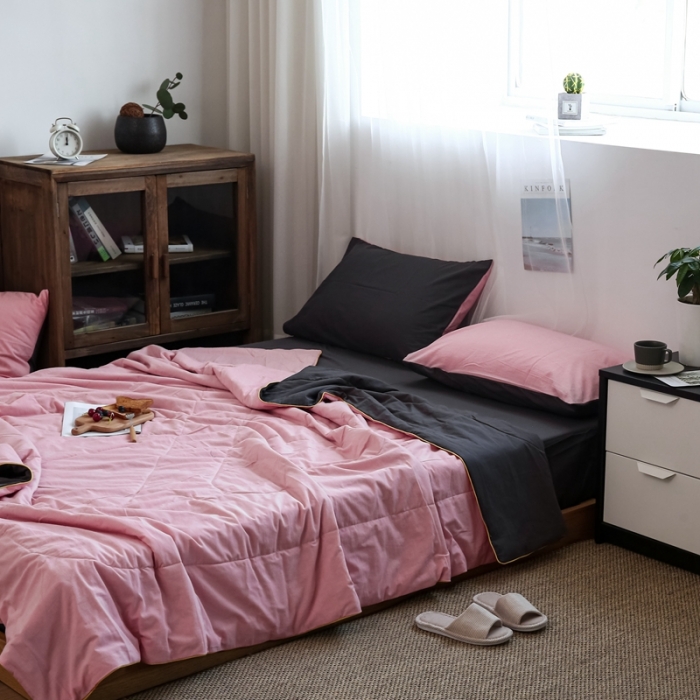 91家纺网 家纺一手货源 找家纺 安莱生活 2021新款全棉水洗棉双拼纯色夏被 玫粉＋铁灰