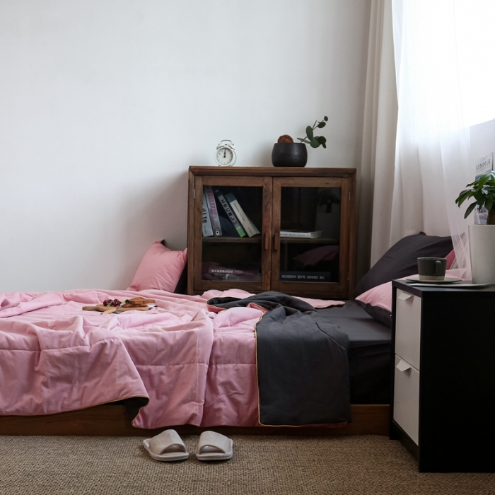 91家纺网 家纺一手货源 找家纺 安莱生活 2021新款全棉水洗棉双拼纯色夏被 玫粉＋铁灰