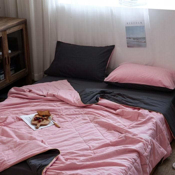 91家纺网 家纺一手货源 找家纺 安莱生活 2021新款全棉水洗棉双拼纯色夏被 玫粉＋铁灰