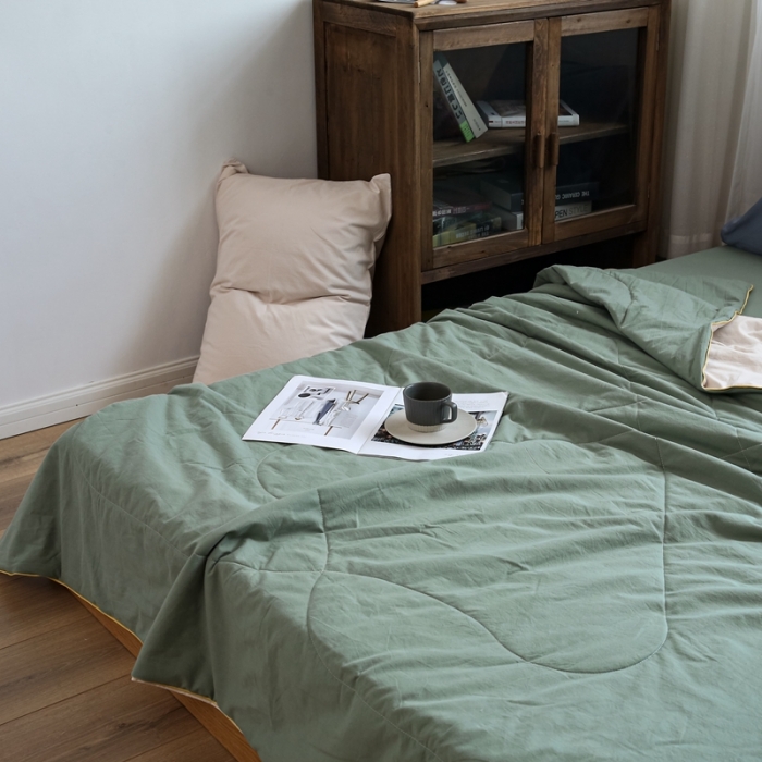 91家纺网 家纺一手货源 找家纺 安莱生活 2021新款全棉水洗棉双拼纯色夏被 抹茶绿+米白
