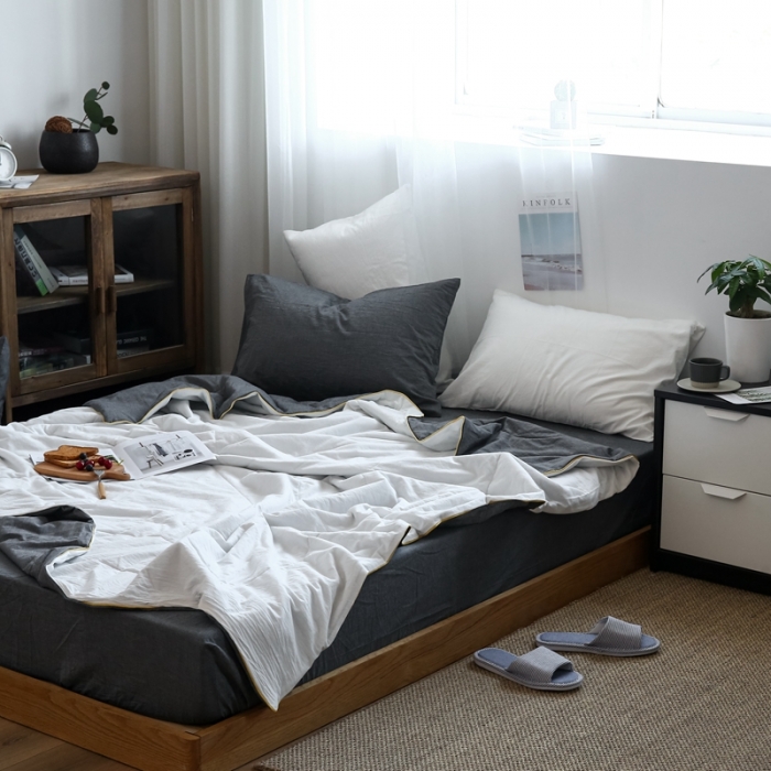 91家纺网 家纺一手货源 找家纺 安莱生活 2021新款全棉水洗棉双拼纯色夏被 深灰＋纯白