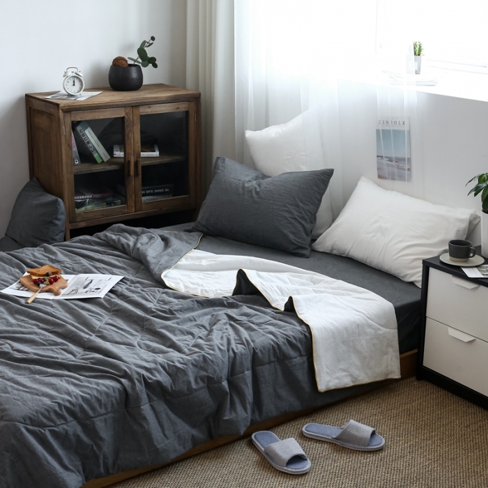 91家纺网 家纺一手货源 找家纺 安莱生活 2021新款全棉水洗棉双拼纯色夏被 深灰＋纯白