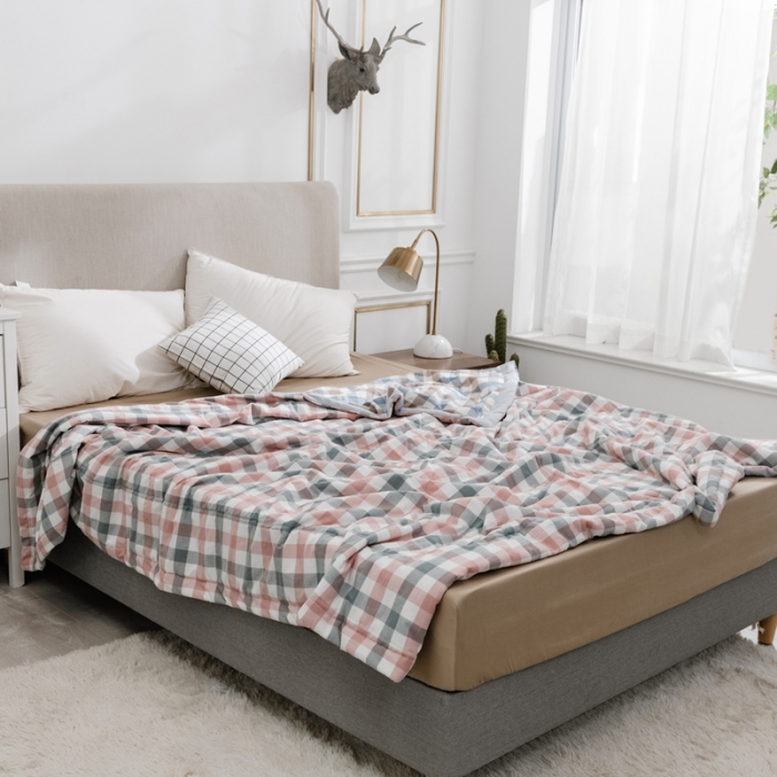 91家纺网 家纺一手货源 找家纺 安莱生活 2021新款双拼小格细条中格夏被 七彩粉+七彩兰