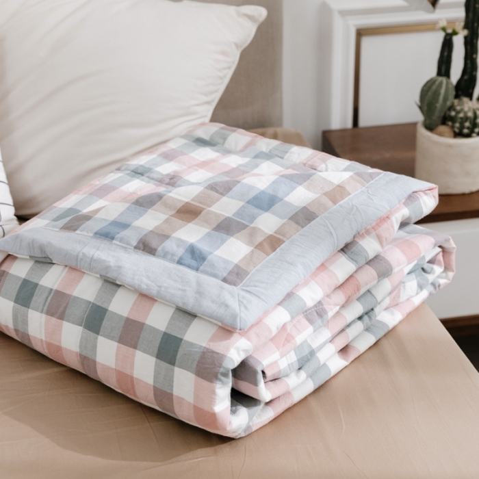 91家纺网 家纺一手货源 找家纺 安莱生活 2021新款双拼小格细条中格夏被 七彩粉+七彩兰