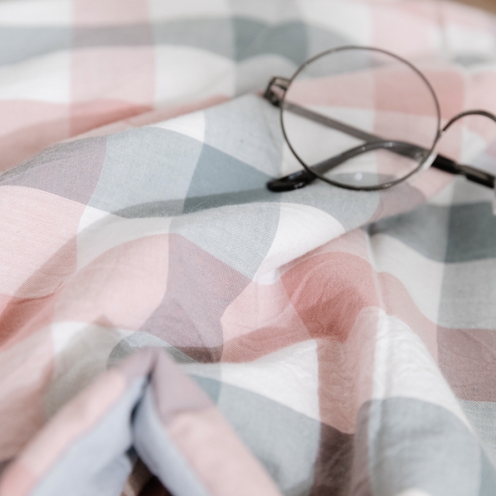 91家纺网 家纺一手货源 找家纺 安莱生活 2021新款双拼小格细条中格夏被 七彩粉+七彩兰