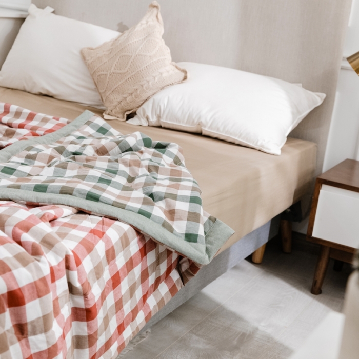 91家纺网 家纺一手货源 找家纺 安莱生活 2021新款双拼小格细条中格夏被 七彩红+七彩绿