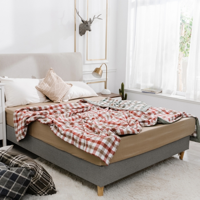 91家纺网 家纺一手货源 找家纺 安莱生活 2021新款双拼小格细条中格夏被 七彩红+七彩绿