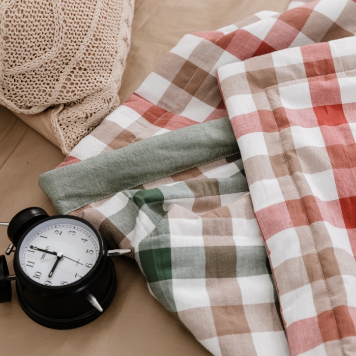 91家纺网 家纺一手货源 找家纺 安莱生活 2021新款双拼小格细条中格夏被 七彩红+七彩绿