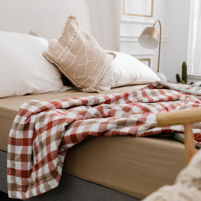 91家纺网 家纺一手货源 找家纺 安莱生活 2021新款双拼小格细条中格夏被 七彩红+七彩绿