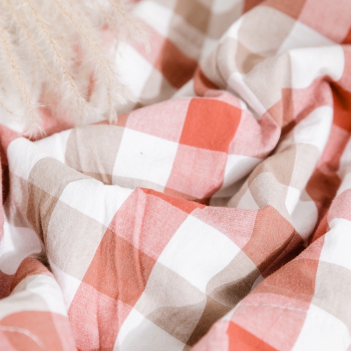 91家纺网 家纺一手货源 找家纺 安莱生活 2021新款双拼小格细条中格夏被 七彩红+七彩绿