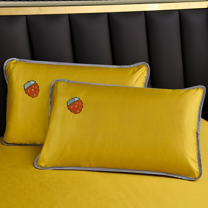 91家纺网 家纺一手货源 找家纺 芃成家纺 2021新款冰丝凉席刺绣床单款 草莓姜黄