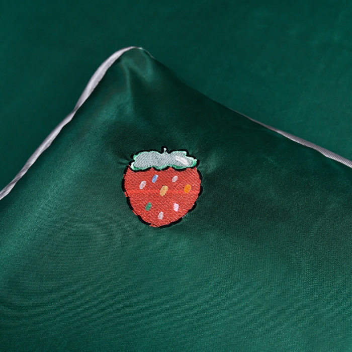 91家纺网 家纺一手货源 找家纺 芃成家纺 2021新款冰丝凉席刺绣床单款 草莓墨绿