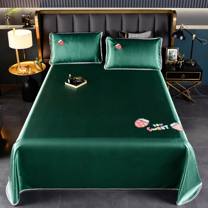 91家纺网 家纺一手货源 找家纺 芃成家纺 2021新款冰丝凉席刺绣床单款 草莓墨绿