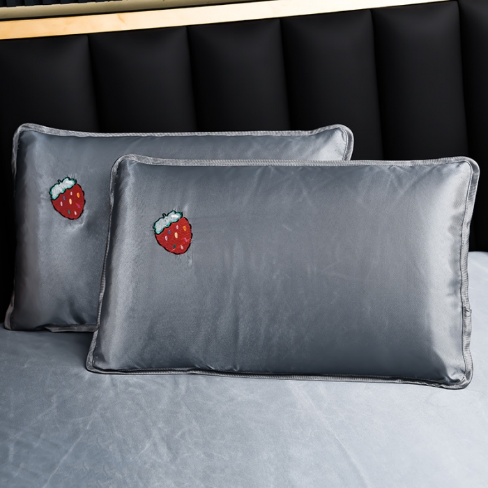 91家纺网 家纺一手货源 找家纺 芃成家纺 2021新款冰丝凉席刺绣床单款 草莓浅灰