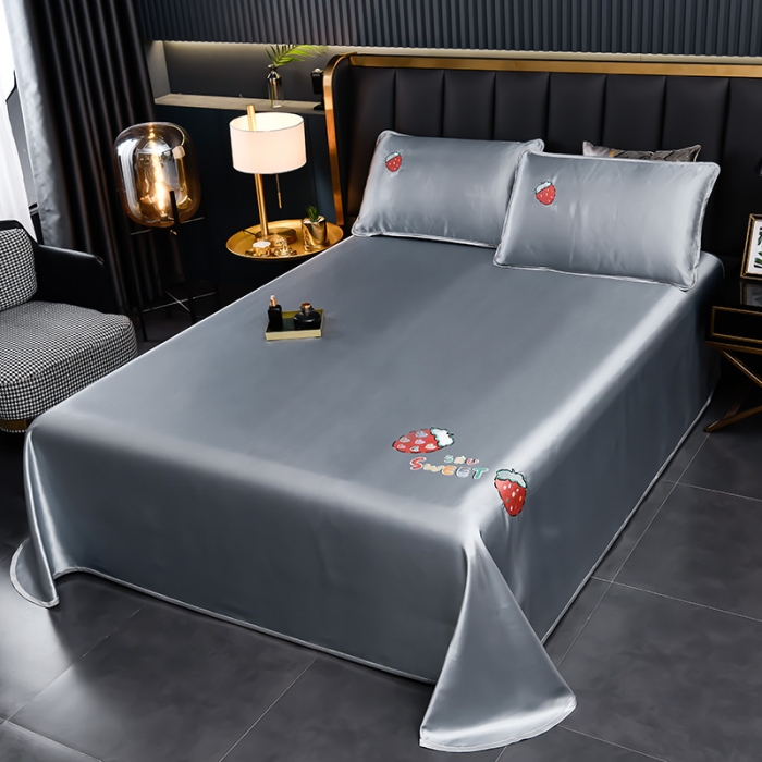 91家纺网 家纺一手货源 找家纺 芃成家纺 2021新款冰丝凉席刺绣床单款 草莓浅灰