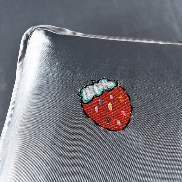 91家纺网 家纺一手货源 找家纺 芃成家纺 2021新款冰丝凉席刺绣床单款 草莓浅灰