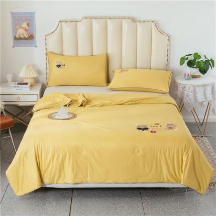 91家纺网 家纺一手货源 找家纺 芃成家纺 2021新款针织棉绣花夏被 快乐小熊姜黄