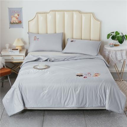 芃成家纺 2021新款针织棉绣花夏被 快乐小熊浅灰