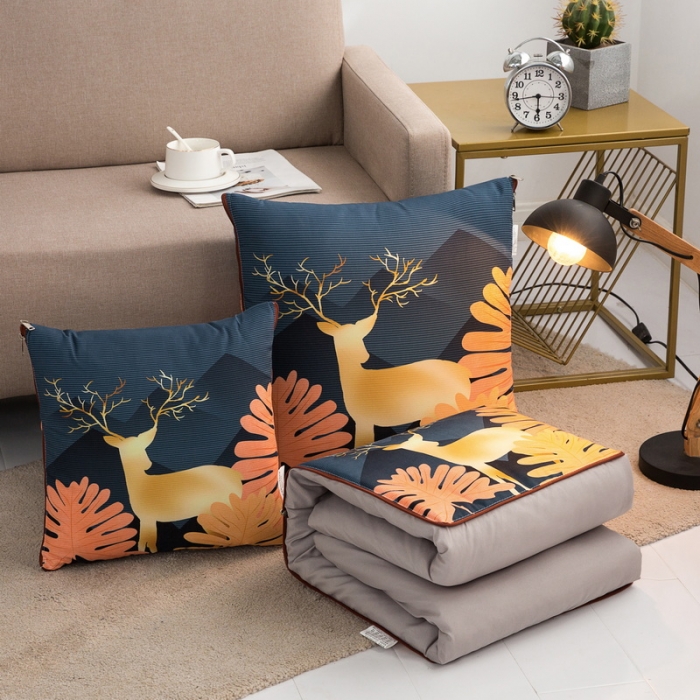 91家纺网 家纺一手货源 找家纺 宝马家纺 2022新款芦荟棉数码印花抱枕被 黄金鹿