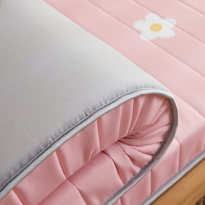 91家纺网 家纺一手货源 找家纺 2025新款大版数码印花亲肤磨毛床垫 成人版 草莓朵朵