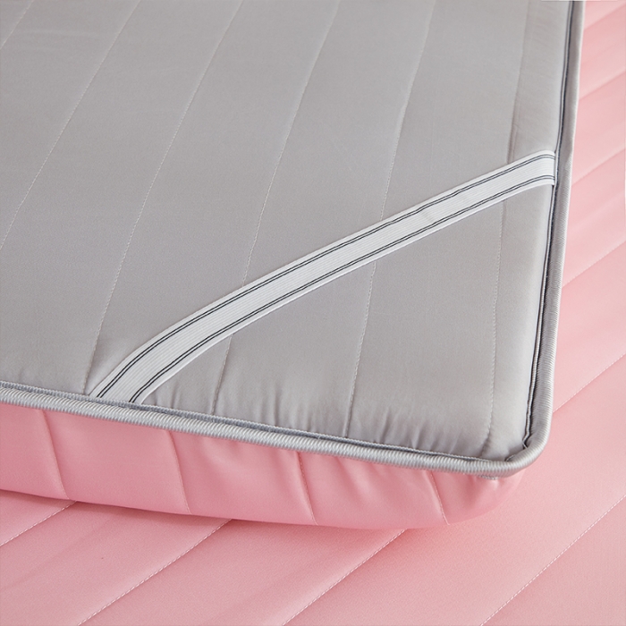 91家纺网 家纺一手货源 找家纺 2025新款大版数码印花亲肤磨毛床垫 成人版 草莓朵朵