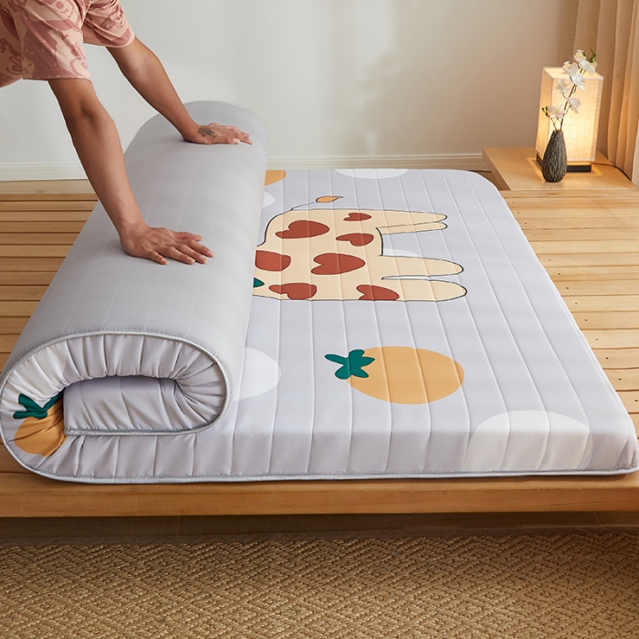 91家纺网 家纺一手货源 找家纺 2025新款大版数码印花亲肤磨毛床垫 成人版 开心小鹿