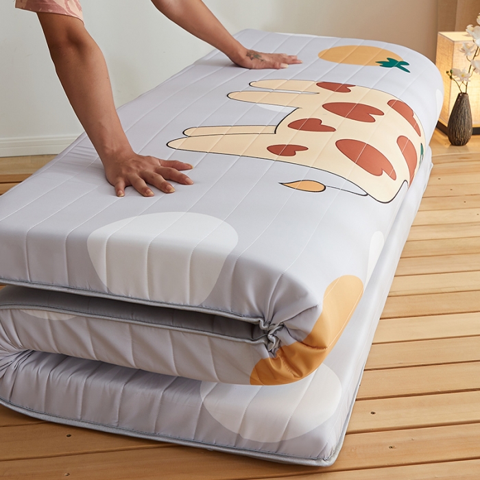 91家纺网 家纺一手货源 找家纺 2025新款大版数码印花亲肤磨毛床垫 成人版 开心小鹿