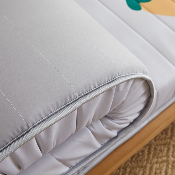 91家纺网 家纺一手货源 找家纺 2025新款大版数码印花亲肤磨毛床垫 成人版 开心小鹿