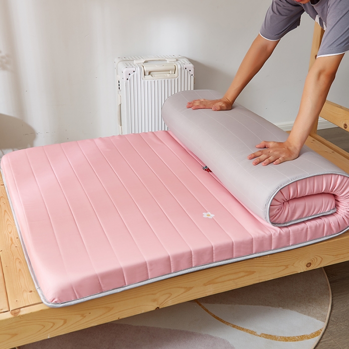 91家纺网 家纺一手货源 找家纺 2025新款大版数码印花亲肤磨毛床垫 学生版 草莓朵朵