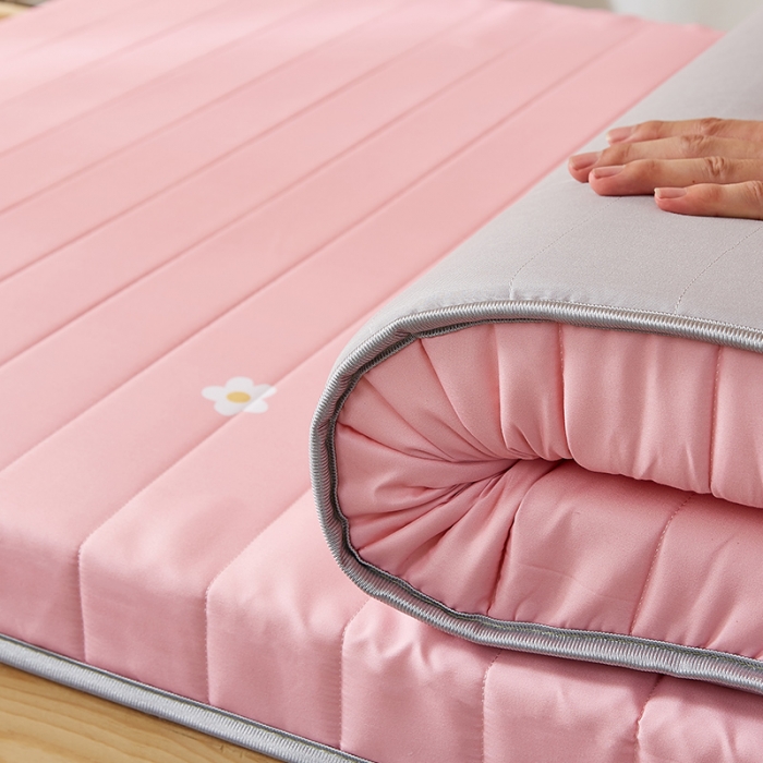 91家纺网 家纺一手货源 找家纺 2025新款大版数码印花亲肤磨毛床垫 学生版 草莓朵朵