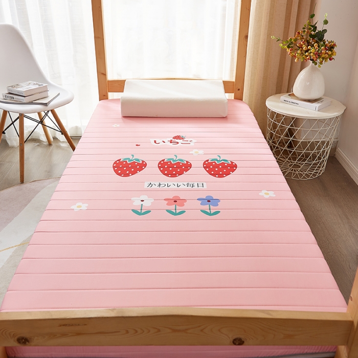 91家纺网 家纺一手货源 找家纺 2025新款大版数码印花亲肤磨毛床垫 学生版 草莓朵朵