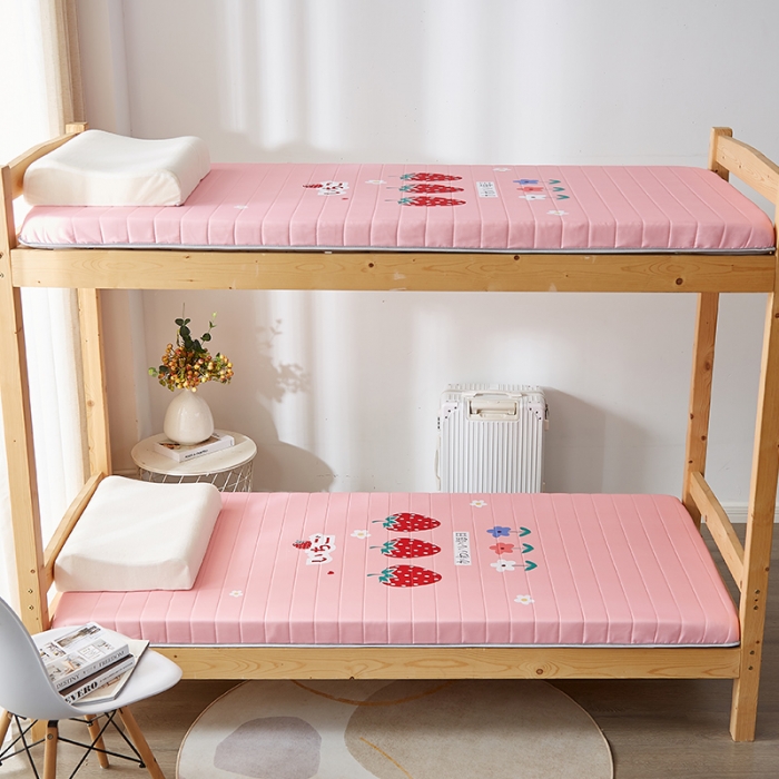 91家纺网 家纺一手货源 找家纺 2025新款大版数码印花亲肤磨毛床垫 学生版 草莓朵朵