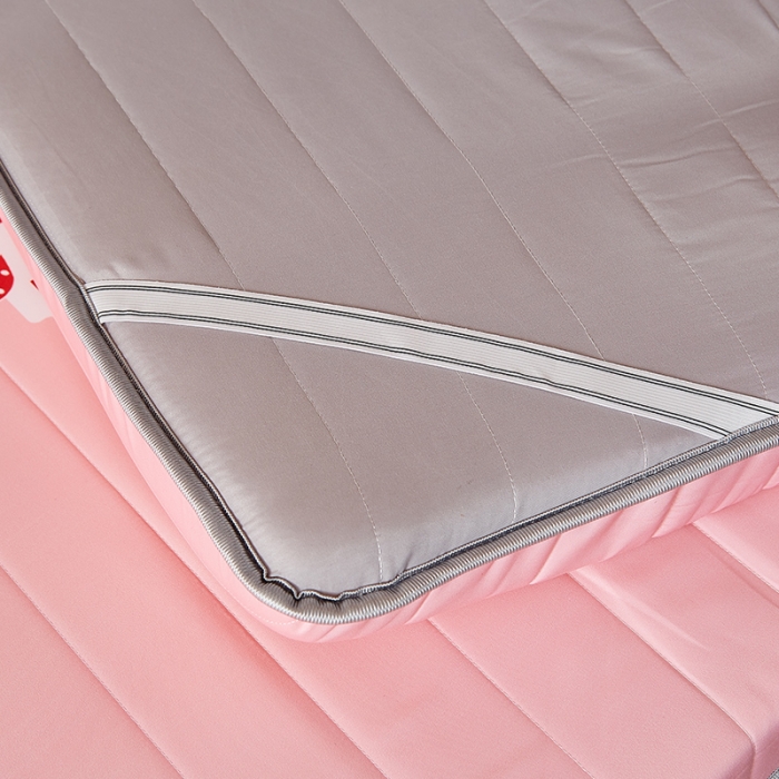 91家纺网 家纺一手货源 找家纺 2025新款大版数码印花亲肤磨毛床垫 学生版 草莓朵朵